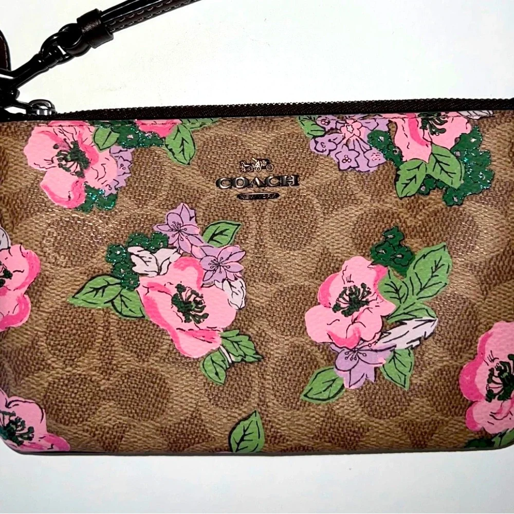 Coach corner zip